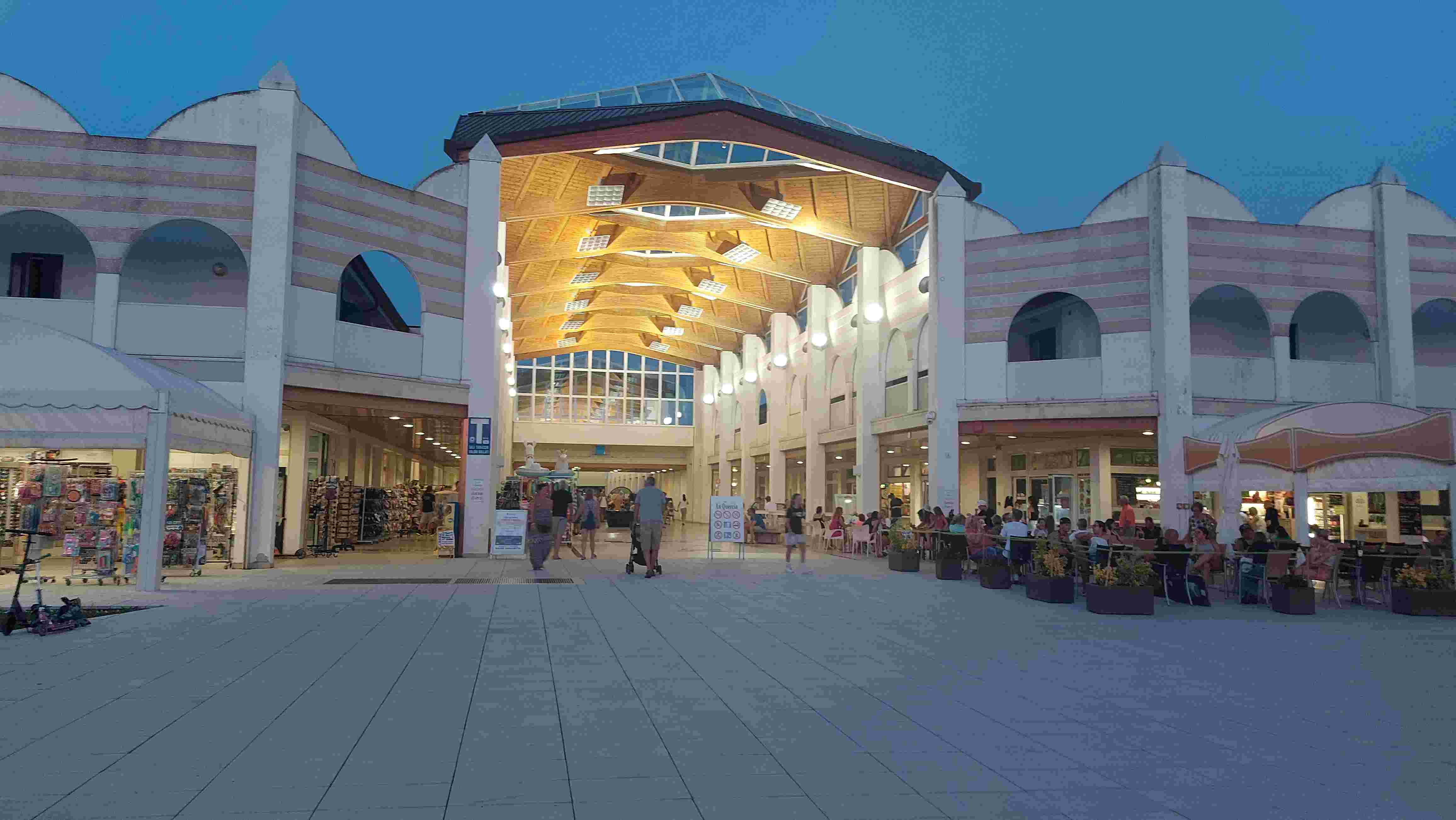 Nákupní centrum vedle areálu